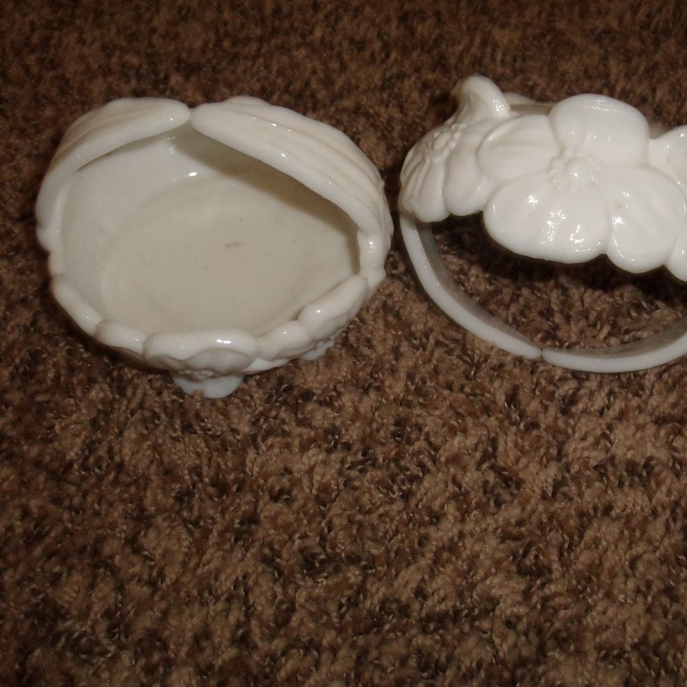 Vintage Westmorland milk glass baskets dogwood